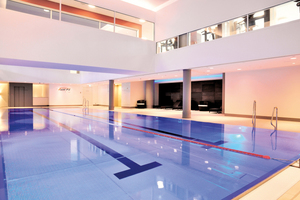  Der Pool- und Wellnessbereich des Just Fit in Köln. 