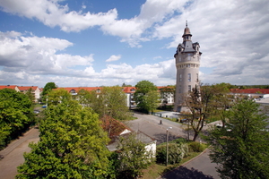  Früher zuverlässiger Wasserlieferant, heute extravaganter Wohnturm: Der Markkleeberger Wasserturm im Leipziger Süden beherbergt jetzt vier hochmorderne Maisonettewohnungen auf insgesamt neun Etagen. 