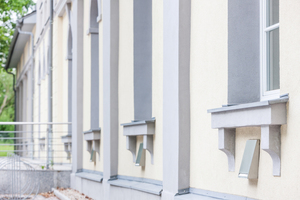  Die Außenhauben der dezentralen Lüftungssysteme wurden farblich an die Fassade des denkmalgeschützten Gebäudes angepasst. 