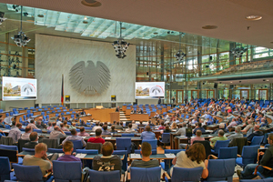  3000 Planer kamen zu den Viega-Fachsymposien zum Thema Integrale Planung - hier Teilnehmer des Symposiums im alten Plenarsaal in Bonn  