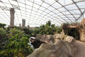  Ein künstlich angelegter Fluss im Gondwanaland lädt zu einer Bootsfahrt ein 