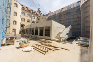  Im Innenhof des kernsanierten Sebastianspitals wurde ein kubischer Orchestersaal errichtet.  