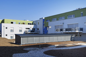 Die Wohnanlage umfasst zwei moderne und funktionale Gebäude. Davor befindet sich der Luftansaug- und Ausblasüberbau der Wärmepumpen- Kaskade. 