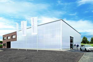  Die außergewöhnliche Fassade aus Polycarbonat-Paneelen zeigt sich dank ihrer ästhetischen Optik und ihrer Energieeffizienz im doppelten Sinn funktional. 