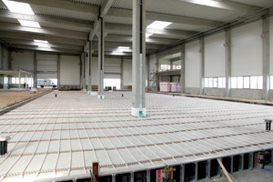  Wird für die Kühlung oder Erwärmung der Halle mehr Energie benötigt, als durch die Photovoltaikanlage produziert wird, gibt der Betonkern seine Energie an die Bodenplatte im Gebäude ab 