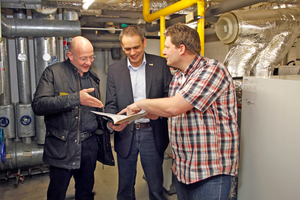  Lutz Möllerfeld (Hausverwaltung & Immobilien Möllerfeld), Michael Wuitschick (Vertriebsbeauftragter Junkers) und Carsten Holle, Inhaber Heizungsfachbetrieb Holle (v.l.n.r.), sind von den Modernisierungsmaßnahmen im Heizungskeller überzeugt.  