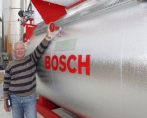 Erhard Renken, Inhaber und Gesch?ftsf?hrer des Anlagenbauunternehmens AEU, kennt und sch?tzt die Vorteile des modularen Kesselsystemprogramms von Bosch (ehemals Loos)