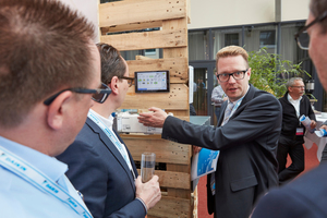  Experten von Daikin sowie mehrere Partnerfirmen informieren die Besucherim Rahmen einer begleitenden Ausstellung. 