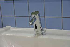  Robust und hochwertig in jedem Detail: Die Sensortechnik der berührungslosen Waschtisch-Armatur „Puris“ reagiert sofort auf Bewegungen der Hände. Sobald der Nutzer seine Hände aus dem Sensorbereich entfernt, stoppt der Wasserfluss 