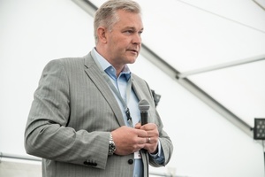  Pekka Kuusniemi, Präsident und CEO der Oras Group und Vorsitzender der Hansa-Geschäftsführung, eröffnete die Veranstaltung mit einer feierlichen Ansprache.  