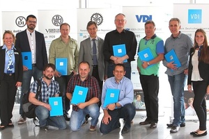  Erfolgreiche Absolventen des Zertifikats-Lehrgangs  Gebäudeautomation mit Mitarbeiterinnen der VDI Wissensforum GmbH 