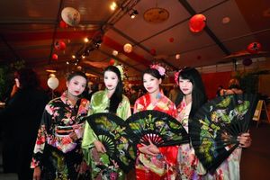  Geishas begrüßen die Gäste im asiatischen Zelt.: Ein Symbol der Internationalität von GEZE 