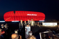 Mit dem 1. Spieltag zur Bundesligasaison 2015/2016 startete der Regelbetrieb der neuen LED-Beleuchtung in der Allianz Arena in M?nchen.