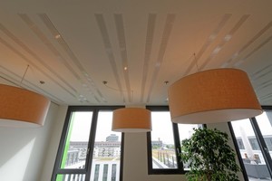  Thermoaktive Decke mit integrierten Akustikabsorbern 