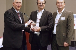  Barry Haaser, LonMark International (links), überreicht den Loytec-Geschäftsführern DI Hans-Jörg Schweinzer (Mitte) und Dr. Dietmar Loy (rechts) die Trophäe 