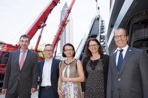  Vor der Halle 3 (v.l.n.r.): Uwe Behm (Geschäftsführer Messe Frankfurt), Colin Uffelmann (BilleBeyeScheid Architekten), Ingrid Bille (BilleBeyeScheid Architekten), Gabriele Zimmermann (Leitung IAA), Klaus Bräunig (Geschäftsführer VDA)  