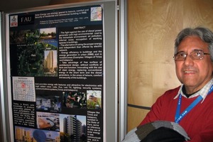  Blick in die Posterausstellung: Prof. Fabiano Homobono Paes de Andrade vor einer Projektpräsentation aus Brasilien 