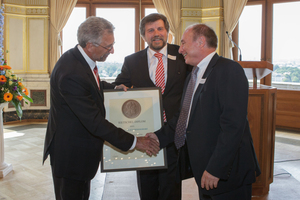  Im Bild von rechts nach links: Dr. Klaus Hermsdorf, Josef Oswald (Präsident des BTGA) und Karl-Walter Schuster (BTGA-Vizepräsident) 