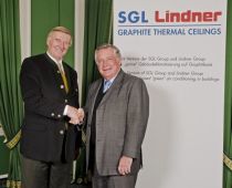 Hans Lindner, Vorstandsvorsitzender der Lindner Group und Robert Koehler, Vorstandsvorsitzender der SGL Group, (v. l.) besiegeln die Gr?ndung der SGL Lindner GmbH & Co KG
