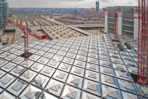  Das komplexe Dach des Zentralbahnhofs von Den Haag 
