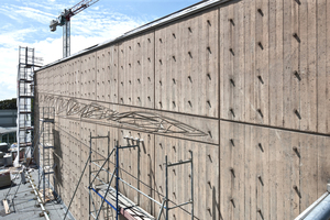  Fast unsichtbar sind die Speier der Notentwässerung  in die denkmalgeschützte Betonfassade mit dem dekorativen Reliefmotiv integriert  