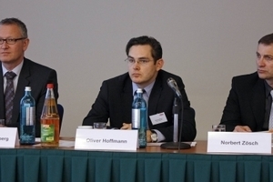  Auf dem Podium (v.l.n.r.): Michael Kruckenberg, Stiebel Eltron, Oliver Hoffmann, RheinEnergie AG, und Norbert Zösch, Stadtwerk Haßfurt (Foto: HEA) 