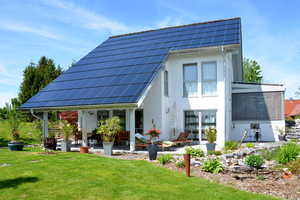  Das nD-Energiedach vereint die Dacheindeckung und das Solarmodul in einem Bauteil.  
