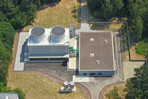  Die neu errichtete Kühlturmanlage von oben: Links der zweizellige Kühlturm, rechts das Pumpenhaus. 