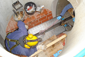  Wärmeübertrager aus meterlangen Elementen auf der Sohle des vorhandenen Kanals. Montage während der Nacht, mit engem Zeitfenster wegen begrenzter Rückstaumöglichkeit des Abwassers.  