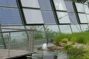  Synergie Regenwasser-Teich und Photovoltaik: Verdunstungskühlung schafft höheren Stromertrag an der Südfassade des Verwaltungsgebäudes der Solar-Fabrik Freiburg 