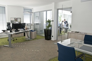  Die größtenteils gläsernen Büroräume bieten einen großzügigen „Open Space“-Charakter 