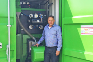  mobiheat-Geschäftsführer Helmut Schäffer zeigt die neu entwickelte mobile Heizzentrale, die mit regenerierten Brennstoffen besonders umweltfreundlich arbeitet.   