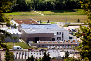  Die Photovoltaikanlage mit 300 Modulen auf dem Dach erzeugt etwa doppelt so viel Strom, wie das Gebäude im Jahr benötigt. 