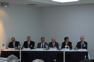  (v.l.n.r.) Dipl.-Ing. Gerhard Warnke (GF Maico), Dipl.-Ing. Robert Baumeister (Herstellerverband RLT-Geräte), Karl-Walter Schuster (Caverion Central Europe), Lutz Reuter (Trox), Günther Mertz (GF FGK), Prof. Dr. Ulrich Pfeiffenberger (Ingenieurges. Pfeiffenberger, FH Gießen) 