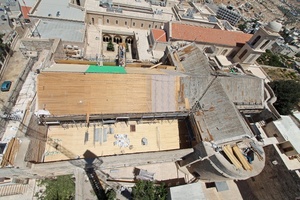  Im Jahr 2014 wurde das Dach der Geburtskirche komplett saniert. Spannungen in der Region, der laufende Betrieb sowie strenge Materialvorgaben erschwerten das Projekt. 