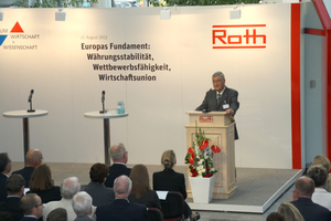  Der geschäftsführende Gesellschafter Manfred Roth begrüßt die über 200 Teilnehmer beim dritten Forum Wirtschaft und Wissenschaft z 