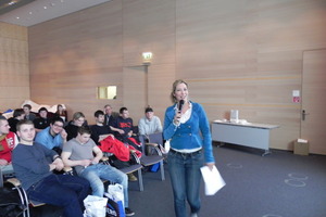  Die Moderatorin Christiane Maschajechi führte durch das Programm der Schülerveranstaltung des VDMA  