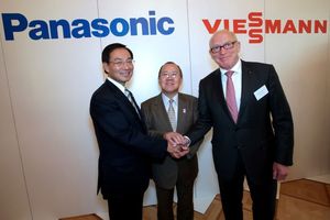  Dr. Martin Viessmann (rechts) und Kazuhiro Tsuga, Präsident der Panasonic Corporation (links), präsentierten ihr gemeinsames Projekt zum Brennstoffzellen-Heizgerät in der japanischen Botschaft in Berlin; in der Bildmitte Botschafter Takeshi Nakane 