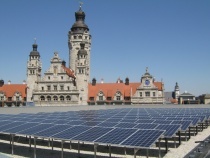 Photovoltaikmodule auf dem Dach der neuen Propsteikirche, gegen?ber des Leipziger Rathauses (Quelle: Schulz & Schulz)