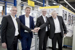  Dr. Volker Franke (Geschäftsführer Firma Harting)(v.l.n.r.), Thomas Fuhr (Grohe-Vorstandsmitglied), Bernd Hedtmann (Bürgermeister Porta Westfalica) und Hans-Martin Souchon (Grohe-Werksleiter Porta Westfalica) nehmen die neue AV1-Montageanlage in Betrieb. 