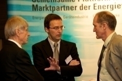  Gastgeber Dr. Jan Witt, HEA (Mitte), im Gespräch
mit Peter Rathert, BMVBS (rechts), und Wilhelm Reiners
 