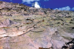  Die Monte-Rosa-Hütte präsentiert sich ankommenden Wanderern wie ein gleißender Bergkristall  