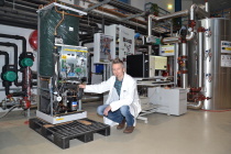 Projektleiter Werner Stutterecker vor dem Hardware-in-the-loop-Teststand der FH Burgenland.