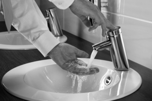  Bei selbstschließenden Waschtischarmaturen fließt das Wasser unmittelbar nach Drücken des Betätigungskopfs. Die Armatur stoppt den Wasserfluss nach voreingestellter Laufzeit selbsttätig, ein Berühren der Armatur nach dem Händewaschen ist nicht erforderlic 