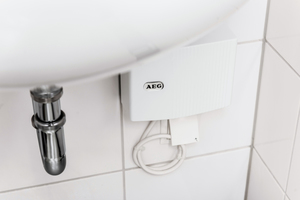  In Gäste-WC der Kindertagesstätte ermöglicht der AEG Klein-Durchlauferhitzer ?MTE? unter dem Hand-wasch¬becken optimalen Waschpatz-Komfort zu minimalen Kosten.  