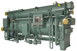  Absorptionskältemaschinen, wie diese von Johnson Controls, sind in der Lage, Kälte aus der Abwärme eines BHKW zu generieren. (Foto: Johnson Controls) 