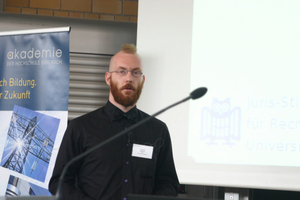  Frederic Möllers, M. Sc.,  wissenschaftlicher Mitarbeiter an der Universität des Saarlandes, nahm sich dem Thema der Datensicherheit in der Gebäudetechnik und -automation an. 