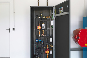  Übergabestation als wichtiges Element jedes Nahwärmnetzes mit einer „kleinen“  Wärmepumpe inkl. Fernwärme-Wärmetauscher und integrierter Regelung, die im  Technikraum jedes Anschlussteilnehmers steht. 