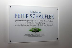  Eine Ehrentafel für Senator h.c. Peter Schaufler, den kürzlich verstorbenen Inhaber von Bitzer und großzügigen Unterstützer der Valerius-Füner-Stiftung, wurde bei der Einweihung am 22. April 2016 enthüllt.  