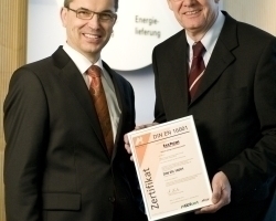  Peter Metz (links), Geschäftsführer der Techem Energy Contracting GmbH, und Ullrich Senft, Energiemanager bei Techem, freuen sich über die Zertifizierungsurkunde 